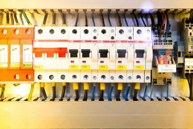 Sicherungskasten und Elektroinstallation einer PV-Anlage